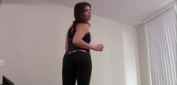  These tight yoga pants show off everything JOI